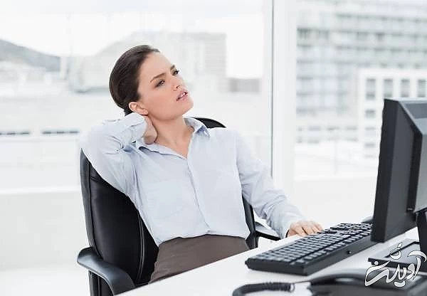 علت خواب آلودگی در محیط کار ماساژ پشت گردن